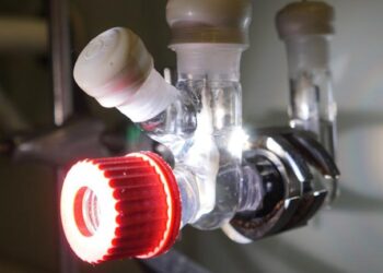 Nuevo sistema convierte plástico y gases nocivos en combustible sostenible