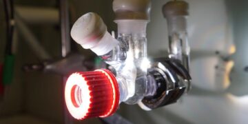 Nuevo sistema convierte plástico y gases nocivos en combustible sostenible