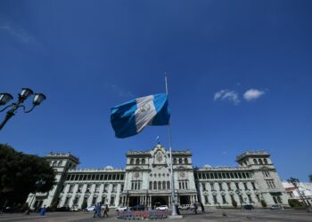 Declaran duelo nacional por muerte de expresidente Álvaro Colom