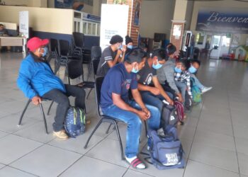 Guatemaltecos retornados fueron asistidos por autoridades migratorias. /Foto: IGM