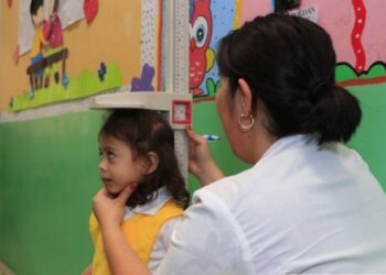 El censo contempla la medición de talla y peso de los menores. /Foto: SESAN
