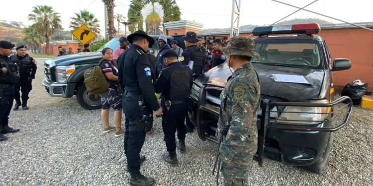 Ejército asiste a migrantes que se encontraban irregularmente en el país