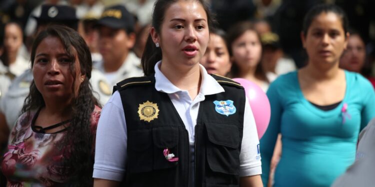 Mujeres policías se encargarán de dar seguimiento a casos de violencia contra este género. /Foto: Mingob