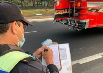 Agentes verifican el retorno seguro de los guatemaltecos. /Foto: Tránsito PNC