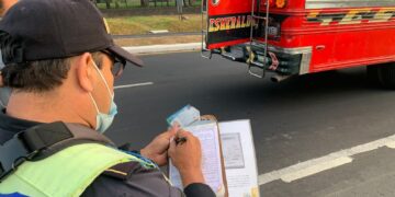 Agentes verifican el retorno seguro de los guatemaltecos. /Foto: Tránsito PNC