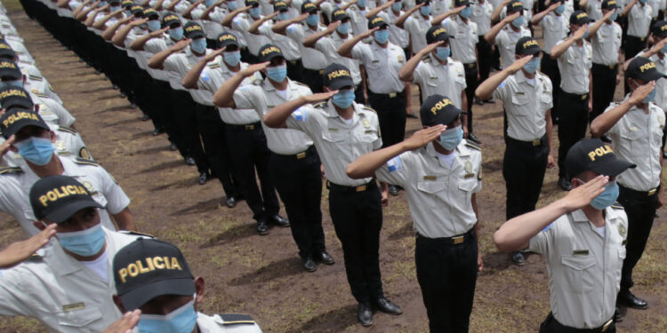 Transformación policial permite aumento salarial para agentes de la PNC