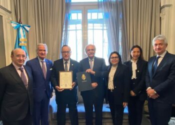 Presidente Giammattei junto a representantes de la Fundación Carlos II. /Foto: Álvaro Dimayuga
