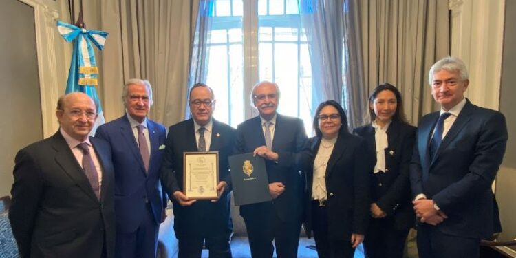 Presidente Giammattei junto a representantes de la Fundación Carlos II. /Foto: Álvaro Dimayuga