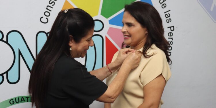 Entregan reconocimiento a autoridades de salud. /Foto: Conadi