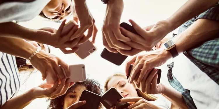 Consultar mucho las redes sociales puede producir cambios en cerebro adolescente