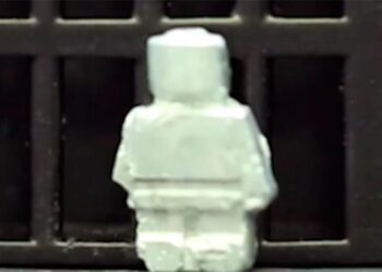 Diseñan pequeño robot capaz de licuarse y recuperar la forma