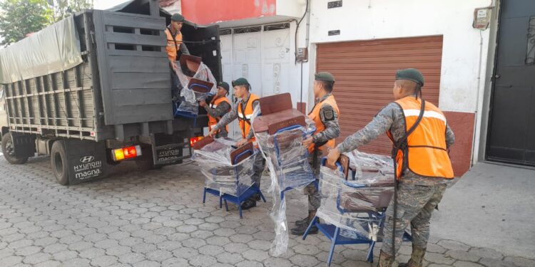 Se reanuda traslado de escritorios para ciclo escolar 2023