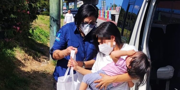 Núcleos familiares recibieron kits de higiene y alimentación. /Foto: Sosep