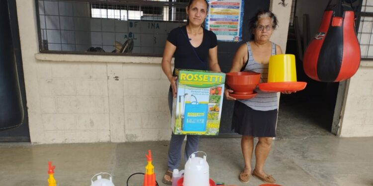 Vecinos de Zacapa recibieron bolsas didácticas para la crianza de aves. /Foto: MAGA