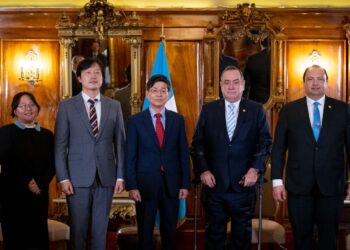 Embajadores presentan cartas credenciales ante el Ejecutivo