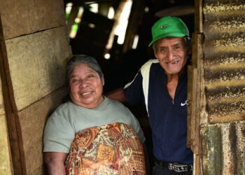 Doña Juanita Marroquín recibe asistencia económica