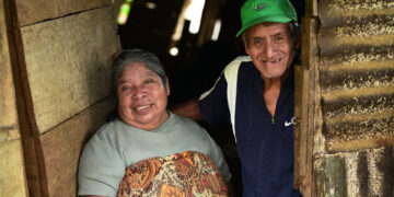 Doña Juanita Marroquín recibe asistencia económica