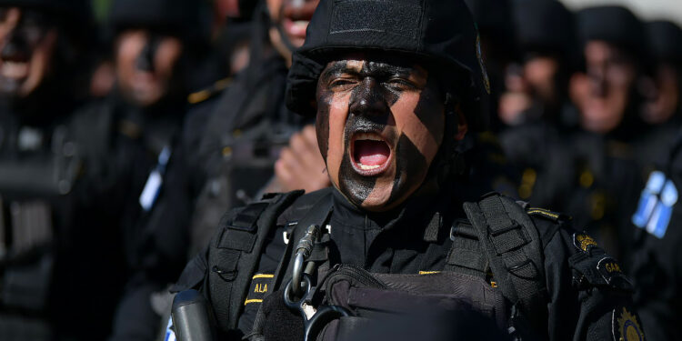 Profesionalizan y fortalecen las filas de la PNC