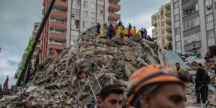 Más de 2 mil 700 muertos en Turquía y Siria por terremotos