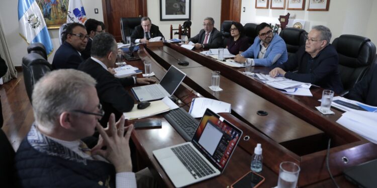 Salud presenta al jefe del Ejecutivo avances de planes establecidos para el año