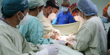Niña operada de tumor recupera esperanza