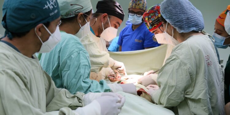 Niña operada de tumor recupera esperanza