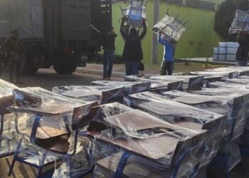 Elementos del Ejército participó en la entrega de escritorios en el país.