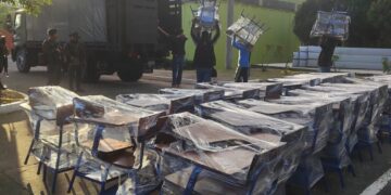 Elementos del Ejército participó en la entrega de escritorios en el país.
