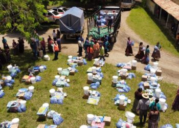 Entrega de ayuda humanitaria a afectados por lluvias en Guatemala.