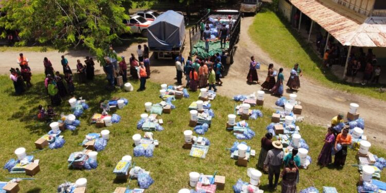 Entrega de ayuda humanitaria a afectados por lluvias en Guatemala.