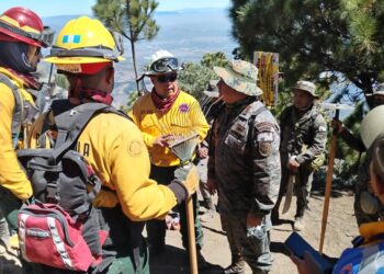 Control de incendio forestal en volcán de Fuego alcanza el 50 %
