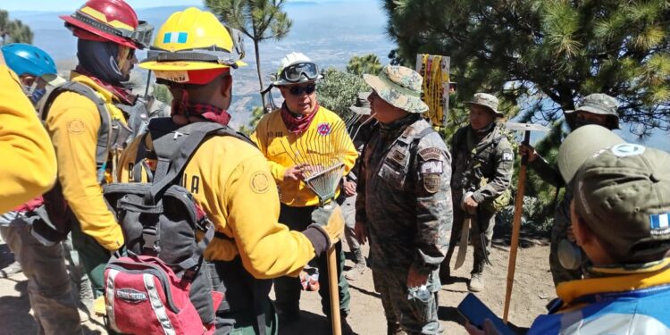 Control de incendio forestal en volcán de Fuego alcanza el 50 %