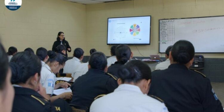 Agentes que laboran en oficinas de atención a la víctima se capacitan
