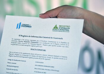 Ejecutivo entrega escrituras de tierras a pobladores de Zacapa