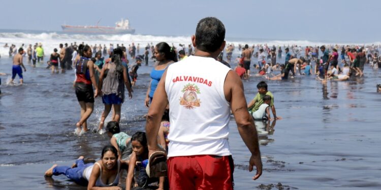 Abren convocatoria para integrarse a equipo de salvavidas