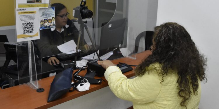 Renap facilita trámite de documentos a vecinos de Huehuetenango