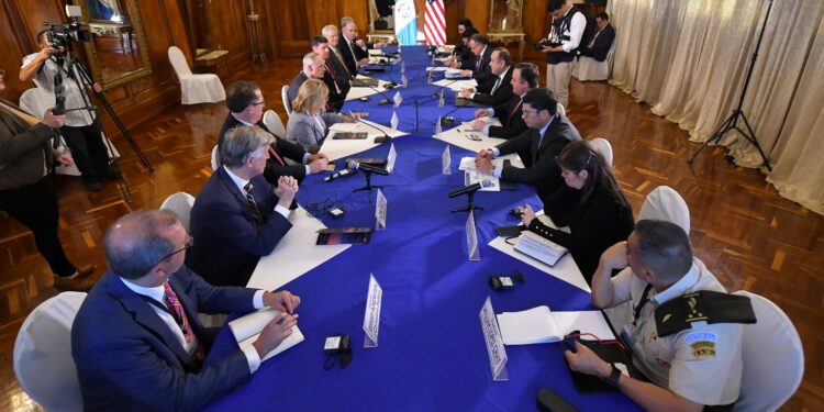Ejecutivo se reúne con delegación de Estados Unidos