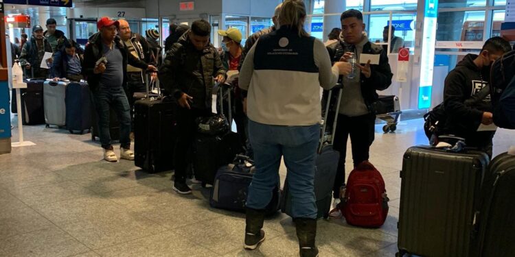 Guatemaltecos beneficiados con el Programa de Movilidad Laboral arribando a Canadá. / Foto: Consulado de Guatemala en Montreal.