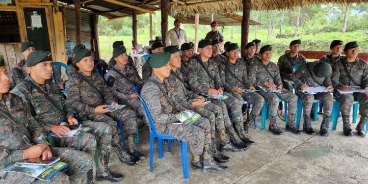 Soldados en apresto para el combate de incendios forestales