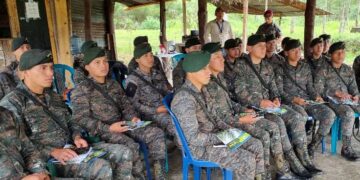 Soldados en apresto para el combate de incendios forestales