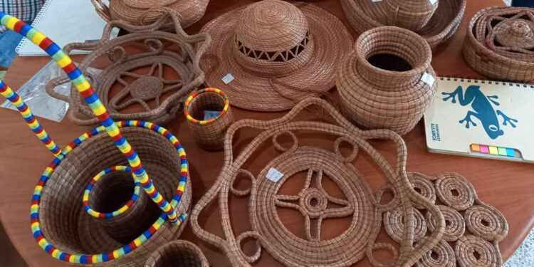 Vecinas de las Verapaces emprenden con artesanías a base de acícula de pino