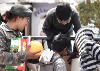 Soldados apoyan a niños de escasos recursos en Totonicapán