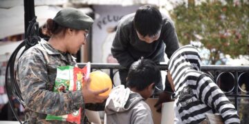 Soldados apoyan a niños de escasos recursos en Totonicapán