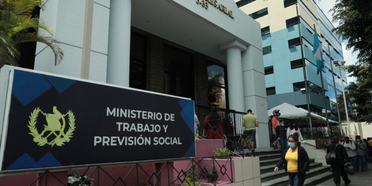 Nombran a nuevos integrantes de la Comisión Nacional del Salario