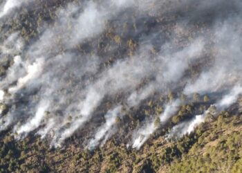Brigadas de respuesta trabajan para controlar incendio en volcán de Fuego