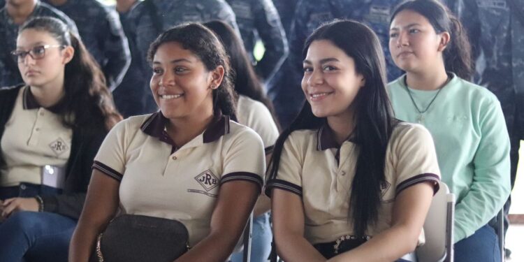 Izabal celebra retorno a clases presenciales