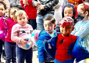 Niños acuden por primera vez a la escuela