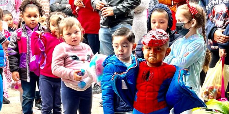 Niños acuden por primera vez a la escuela