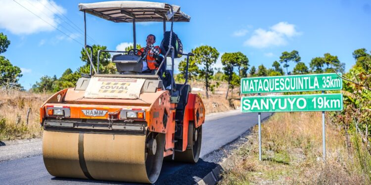 Covial mejora ruta hacia Santa María Xalapán