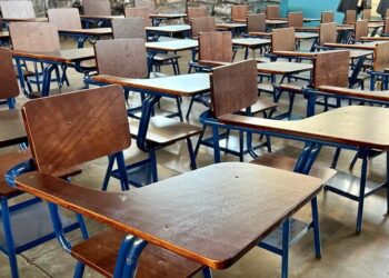 Escuelas de Jalapa y San Manuel Chaparrón reciben escritorios